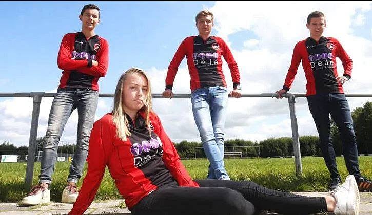 সতীর্থদের সঙ্গে ক্লাবের জার্সির বিজ্ঞাপনে ফোক্কেমা। ছবি: টুইটার