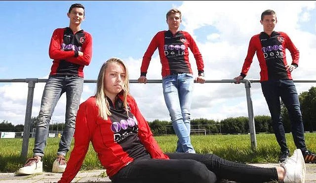 সতীর্থদের সঙ্গে ক্লাবের জার্সির বিজ্ঞাপনে ফোক্কেমা। ছবি: টুইটার