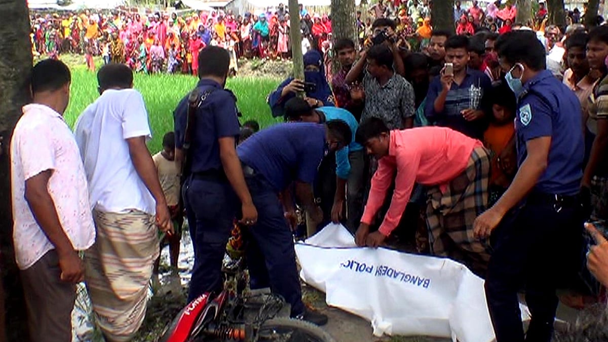 কুড়িগ্রামের ভূরুঙ্গামারীতে আজ বৃহস্পতিবার ট্রাকের চাপায় দুলাভাই ও শ্যালিকা নিহত হয়েছেন। ছবি: প্রথম আলো