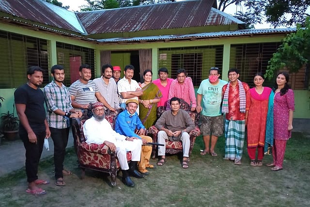 শুটিংয়ের ফাঁকে ফজলুর রহমান বাবু ও চঞ্চল চৌধুরী। ছবি: সংগৃহীত