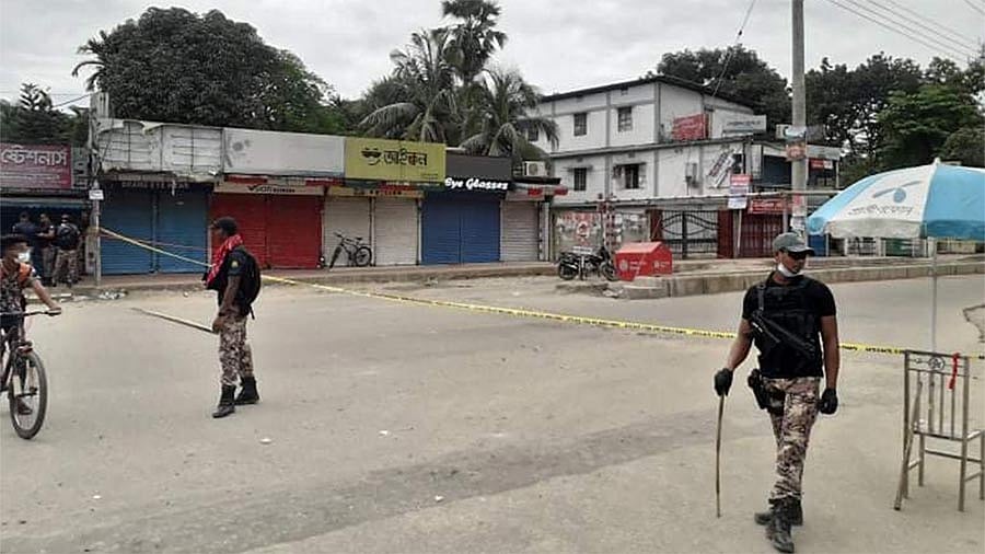 মোটরসাইকেলে বোমাসদৃশ বস্তু পাওয়ায় এলাকা ঘিরে রেখেছে আইনশৃঙ্খলা রক্ষাকারী বাহিনী। বৃহস্পতিবার সকালে সিলেট নগরের চৌহাট্টা মোড়ে। ছবি: প্রথম আলো