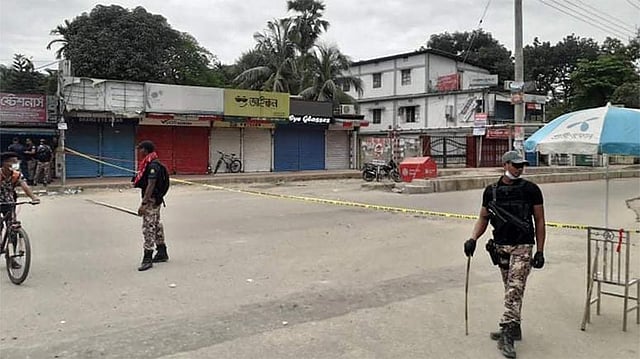 মোটরসাইকেলে বোমাসদৃশ বস্তু পাওয়ায় এলাকা ঘিরে রেখেছে আইনশৃঙ্খলা রক্ষাকারী বাহিনী। বৃহস্পতিবার সকালে সিলেট নগরের চৌহাট্টা মোড়ে। ছবি: প্রথম আলো