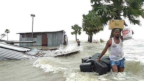 লক্ষ্মীপুরে মেঘনা নদীর অস্বাভাবিক জোয়ারে ভাসছে লোকালয়। ছবিটি জেলার রায়পুর উপজেলার চর বংশী ইউনিয়নের মেঘনা বাজার থেকে তোলা। ছবি: সংগৃহীত