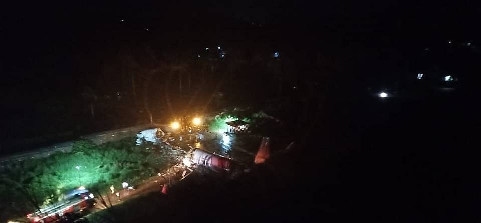 ভারতের কেরালা রাজ্যে এয়ার ইন্ডিয়ার একটি উড়োজাহাজ স্থানীয় কোঝিকোড়ে বিমানবন্দরে অবতরণের সময় রানওয়ে থেকে ছিটকে পড়ে দুই টুকরা হয়ে গেছে। ছবিটি স্থানীয় বিমানবন্দর কর্তৃপক্ষের তোলা।