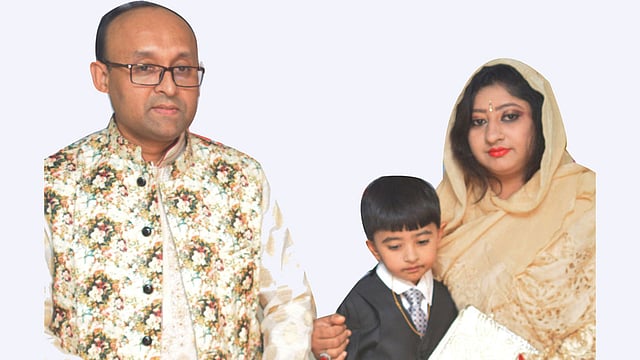 স্ত্রী ও শিশুকন্যার সঙ্গে বরিশালের আগৈলঝাড়ার ইউএনও চৌধুরী রওশন ইসলাম। ছবি: সংগৃহীত