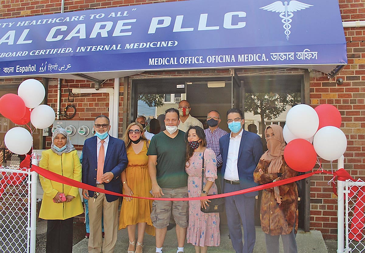 ফিতা কেটে শেখ মেডিকেল কেয়ারের উদ্বোধন করেন অতিথিরা