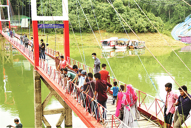 চার মাস বন্ধ থাকার পর আবার একটু একটু করে প্রাণ ফিরে পাচ্ছে রাঙামাটির অন্যতম পর্যটন আকর্ষণ এই ঝুলন্ত সেতু। ৩ আগস্টের চিত্র।  সুপ্রিয় চাকমা
