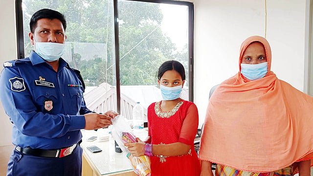 হারিয়ে যাওয়া তৃষা আক্তারকে উদ্ধার করে তার মায়ের কাছে ফিরিয়ে দেওয়া হয়। বৃহস্পতিবার দুপুরে রাজবাড়ীর গোয়ালন্দ উপজেলার দৌলতদিয়া ঘাটে। ছবি: প্রথম আলো
