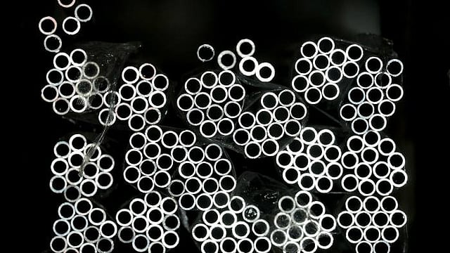 কানাডা থেকে আমদানি করা অ্যালুমিনিয়ামের ওপর নতুন করে ১০ শতাংশ শুল্ক আরোপ ট্রাম্পের। ছবি: রয়টার্স