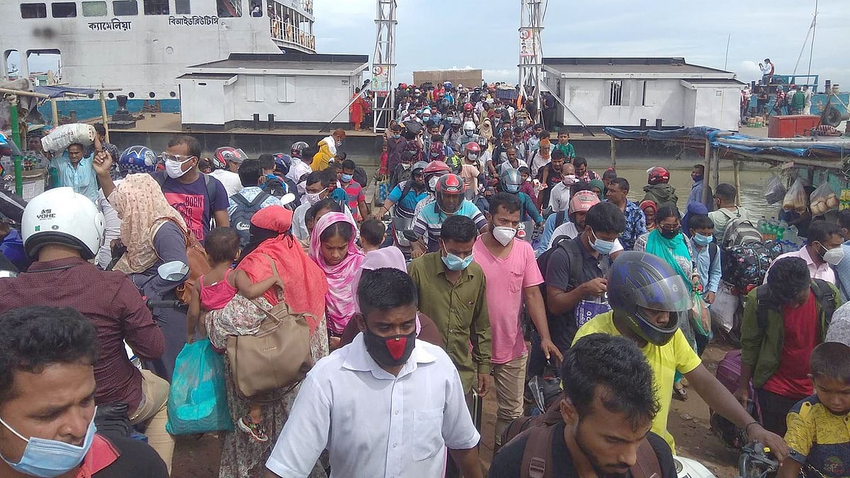 ঈদ শেষে রাজধানী ঢাকায় কর্মস্থলে ফিরছেন দক্ষিণাঞ্চলের মানুষ। প্রতিটি ফেরিতে করে আসছে হাজারের ওপরে যাত্রী। বৃহস্পতিবার বিকেলে মুন্সিগঞ্জের শিমুলিয়ার এক নম্বর ঘাটে। ছবি: প্রথম আলো