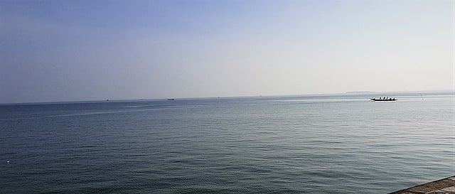 হাওরে নৌকায় ভ্রমণ। ছবি: লেখক