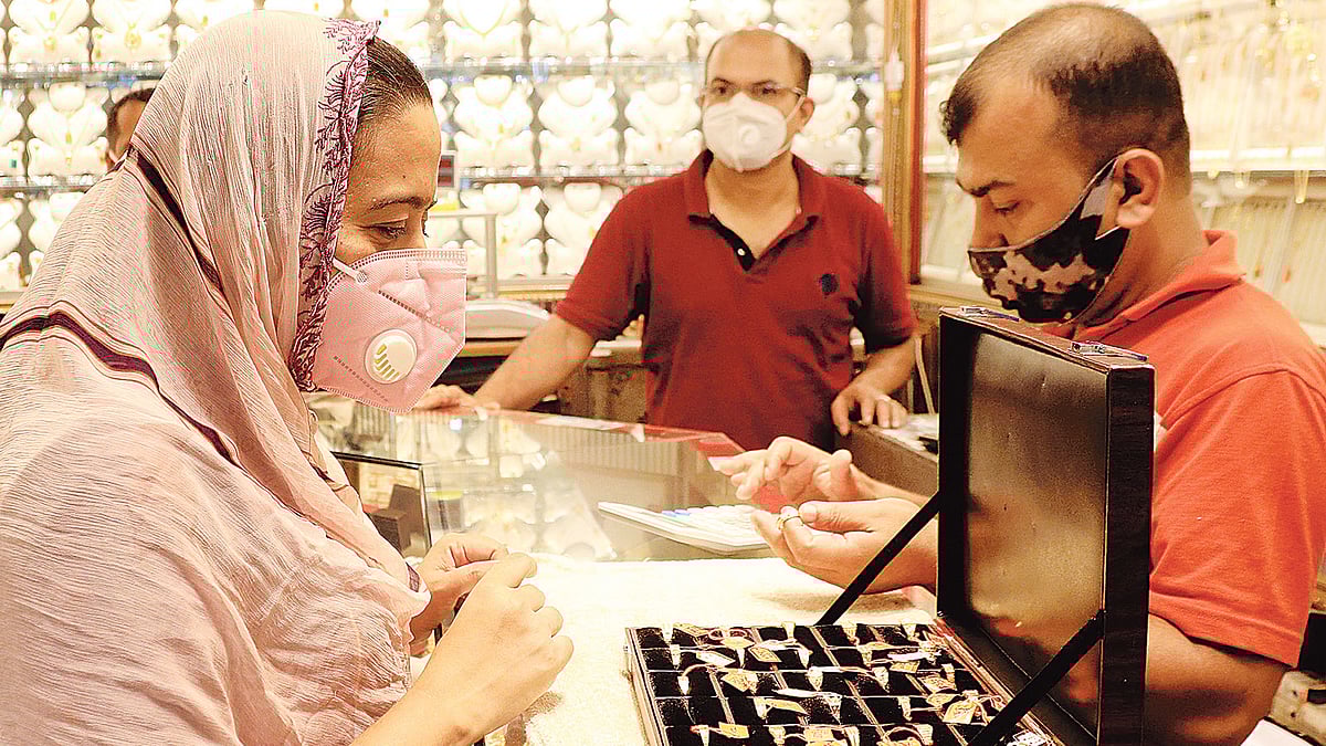 সোনার দাম বেড়ে যাওয়ায় এই করোনাকালে কমে গেছে বিক্রি। তাই বিপাকে আছেন স্বর্ণালংকার ব্যবসায়ীরা। গতকাল সন্ধ্যায় চট্টগ্রাম নগরের প্রবর্তক এলাকার মিমি সুপার মার্কেটে।  জুয়েল শীল