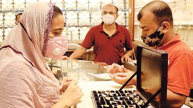 সোনার দাম বেড়ে যাওয়ায় এই করোনাকালে কমে গেছে বিক্রি। তাই বিপাকে আছেন স্বর্ণালংকার ব্যবসায়ীরা। গতকাল সন্ধ্যায় চট্টগ্রাম নগরের প্রবর্তক এলাকার মিমি সুপার মার্কেটে।  জুয়েল শীল