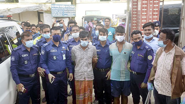 তিন খুনের ঘটনায় গ্রেপ্তার অলি বিশ্বাস ও রাকিব ব্যাপারী। শনিবার বিকেলে পিরোজপুরের মঠবাড়িয়া থানা প্রাঙ্গণে। ছবি: প্রথম আলো