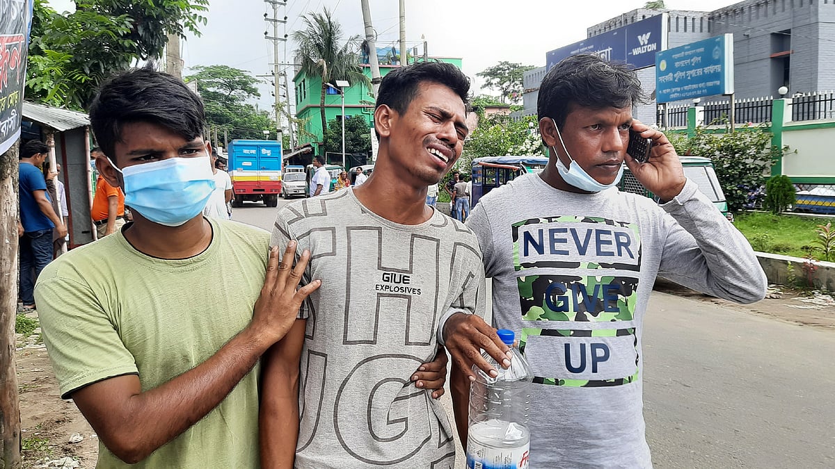 ভাইয়ের মৃত্যুর খবর শুনে শরীয়তপুর থেকে নারায়ণগঞ্জের রূপগঞ্জ থানায় এসেছেন সিএনজিচালক নাসিরের বড় ভাই নেসার। ছবিটি আজ শনিবার সকালে নারায়ণগঞ্জের রূপগঞ্জ থানা এলাকা থেকে তোলা। ছবি: প্রথম আলো