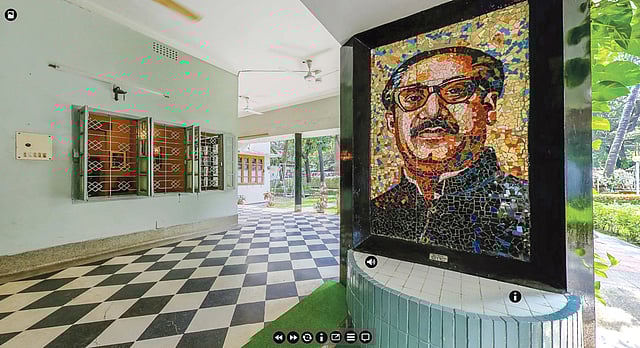 বাড়ির নিচতলায় বঙ্গবন্ধুর প্রতিকৃতি