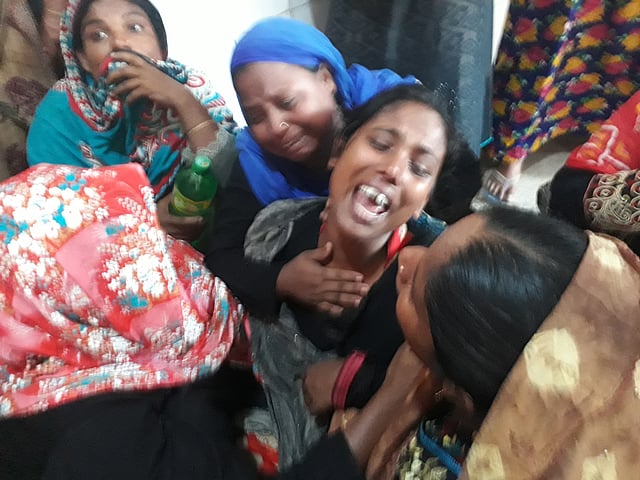 চুয়াডাঙ্গায় আজ শনিবার সড়ক দুর্ঘটনায় নিহত শরিফুলের স্ত্রীর আহাজারি। ছবি: প্রথম আলো