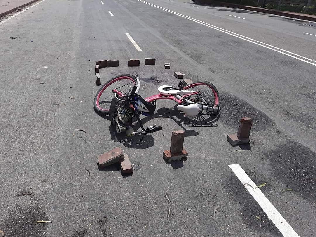 চন্দ্রিমা উদ্যানের সামনের রাস্তায় এভাবেই পড়ে ছিল রেশমার সাইকেল