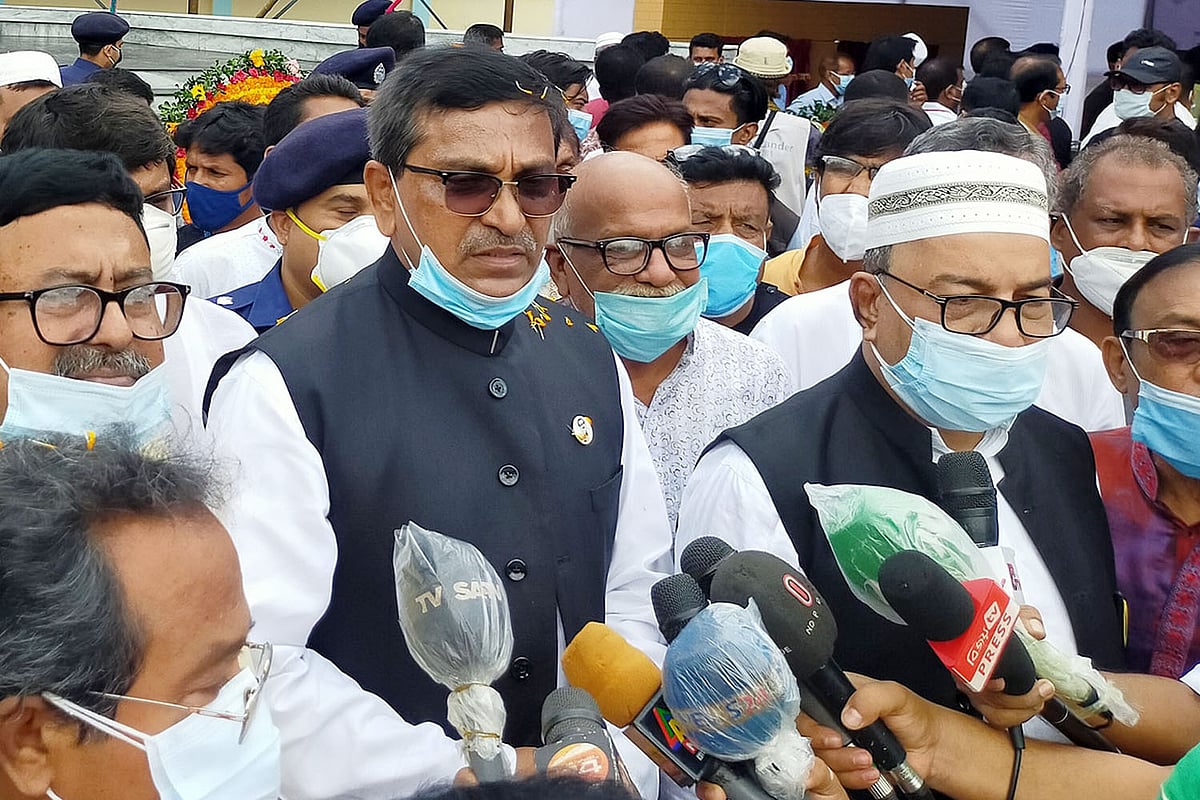 কুষ্টিয়ায় সাংবাদিকদের সঙ্গে কথা বলেন আওয়ামী লীগ নেতা মাহবুব উল আলম হানিফ। ছবিটি কুষ্টিয়া সরকারি কলেজের সামনে থেকে আজ রোববার সকালে তোলা। ছবি: প্রথম আলো