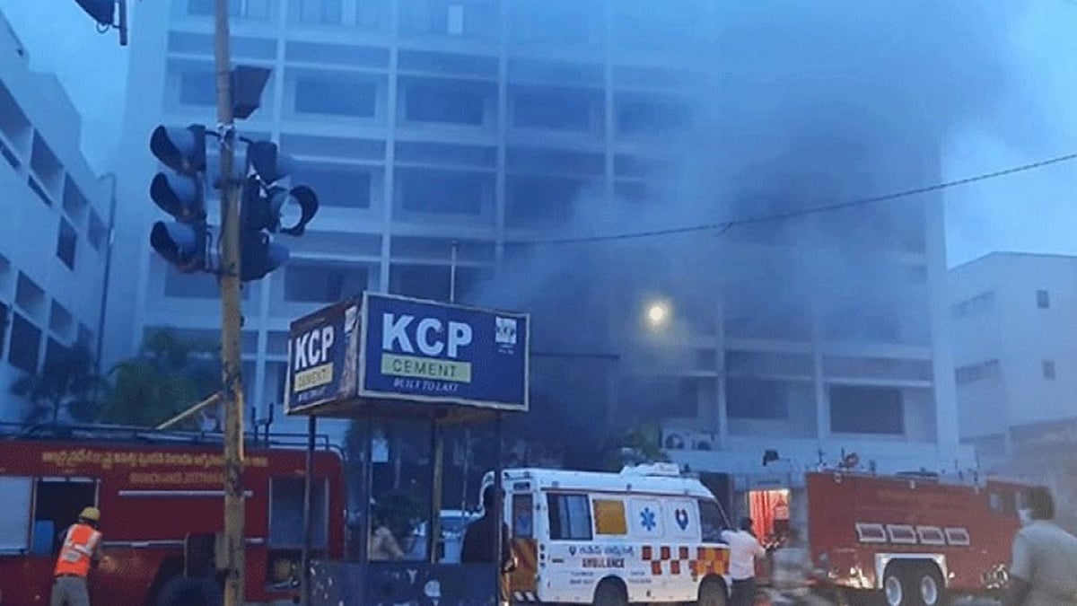 ভারতের অন্ধ্র প্রদেশ রাজ্যে বিজয়বাডা এলাকায় কোভিড রোগীদের চিকিৎসাকেন্দ্রে অগ্নিকাণ্ডে ১১ জন মারা গেছেন। ছবি: টুইটার