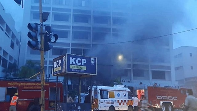 ভারতের অন্ধ্র প্রদেশ রাজ্যে বিজয়বাডা এলাকায় কোভিড রোগীদের চিকিৎসাকেন্দ্রে অগ্নিকাণ্ডে ১১ জন মারা গেছেন। ছবি: টুইটার