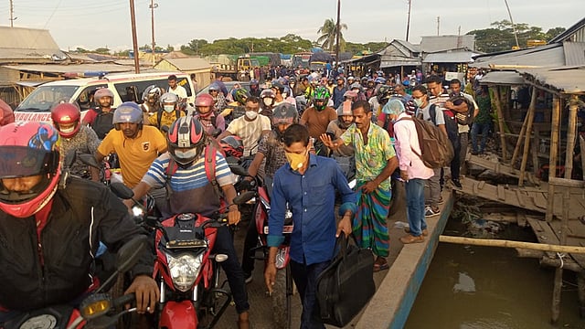 কাঁঠালবাড়ি-শিমুলিয়া নৌপথে আজ রোববার যাত্রী ও যানবাহনের চাপ বাড়তে থাকে। ছবিটি কাঁঠালবাড়ি ঘাট থেকে তোলা। ছবি: প্রথম আলো