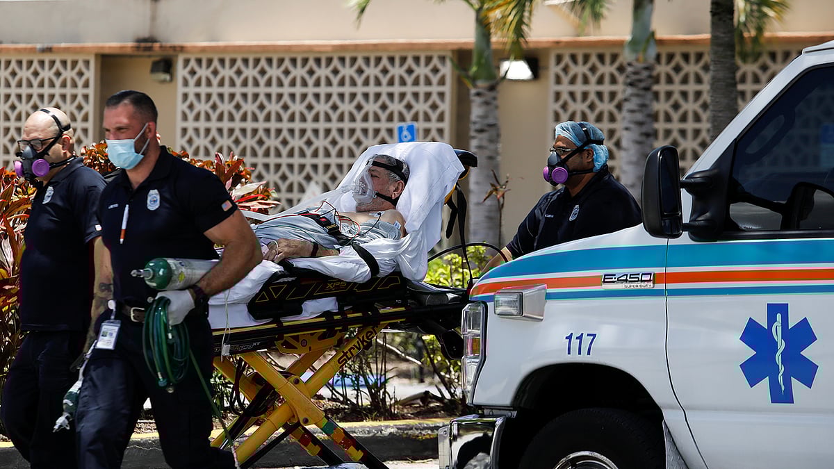 করোনায় সংক্রমিত একজন রোগীকে ফ্লোরিডার হিয়ালেহ হাসপাতালে নিয়ে যাচ্ছেন জরুরি বিভাগের কর্মীরা। ছবি: রয়টার্স