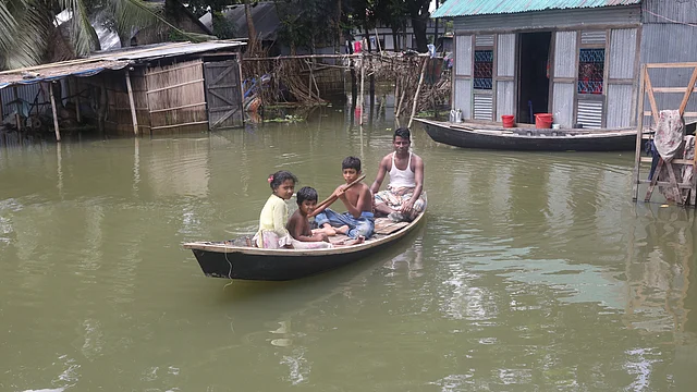 পদ্মার পানি বাড়ায় তলিয়ে যায় মুন্সীগঞ্জের লৌহজং উপজেলার বিভিন্ন এলাকা। ঘর থেকে বের হতে বাসিন্দাদের নৌকা ব্যবহার করতে হয়। মুন্সিগঞ্জ, ৯ আগস্ট। ছবি: আবদুস সালাম
