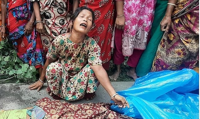 শেরপুরে সড়ক দুর্ঘটনায় নিহত ভ্যানচালক মোস্তাক মিয়ার স্বজনের আহাজারি। সোমবার সকালে শেরপুর সদর উপজেলার শিমুলতলি তারাকান্দি এলাকায়। ছবি: প্রথম আলো