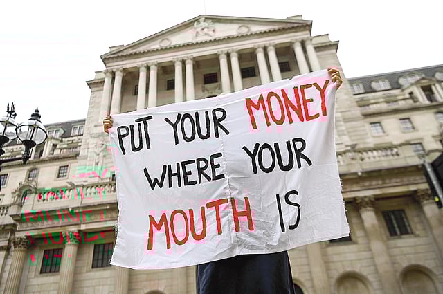 করোনাভাইরাসে বিপর্যস্ত অর্থনীতি পুনরুদ্ধার নিয়ে ব্যাংক অব ইংল্যান্ডের সামনে বিক্ষোভ। ছবি: এএফপি