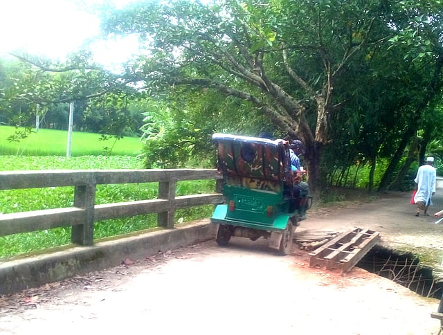 ঝুঁকি নিয়ে চলতে গিয়ে এ সেতুতে প্রায়ই ঘটে দুর্ঘটনা। ছবি: লেখক