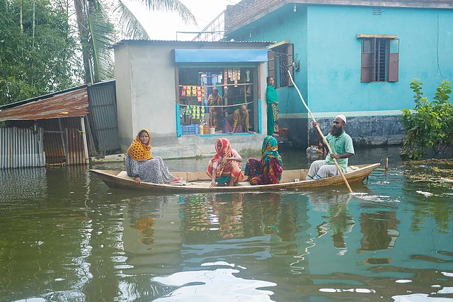 বন্যার পানিতে ডুবে গেছে ঢাকার আশপাশের নিম্নাঞ্চল। উত্তর বাহেরচর এলাকার মানুষ এখনো পানিবন্দী। প্রতিদিন দুর্ভোগ পোহাতে হচ্ছে গ্রামবাসীদের। কেরানীগঞ্জের, তারানগর, ১০ আগস্ট। ছবি: আশরাফুল আলম