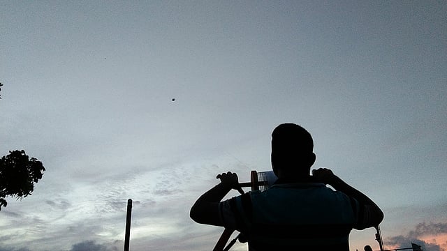 ঘুড়ি ওড়ানো। গোদার বাজার পদ্মার পাড়, রাজবাড়ী, ৮ আগস্ট। ছবি: ইসতিয়াক হোসেন সোয়েব