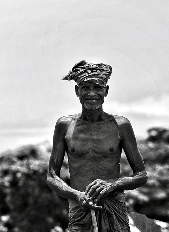 জীবন ও জীবিকা। হাওরের বুকে ছুটে চলা এক জীবন। শৈশব, কৈশোর পেরিয়ে বার্ধক্যে উপনীত, তাও ছুঠে চলা অবিরাম। তাহিরপুর উপজেলা, সুনামগঞ্জ, ১০ আগস্ট। ছবি: গৌতম দেব