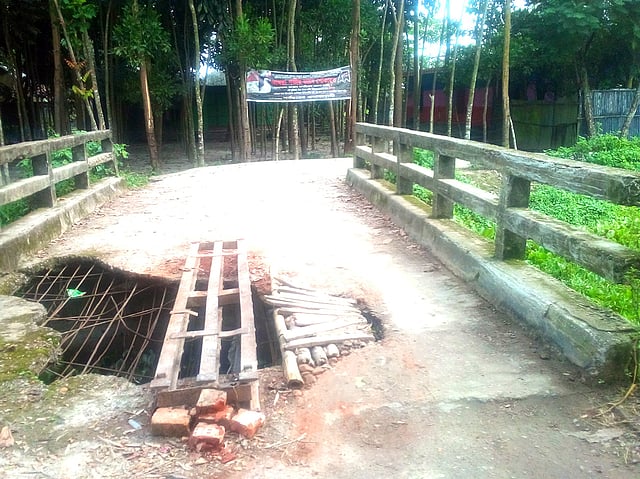 কুমিল্লার নাঙ্গলকোট উপজেলার ঘোড়াময়দান গ্রামের কালিভিটার এ সেতুটি সাড়ে বছর ধরে এ অবস্থায় পড়ে আছে। ছবি: লেখক