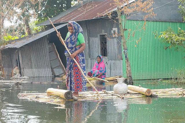 বন্যার পানিতে টিউবওয়েল ডুবে যাওয়ায় খাবার পানির সংকট দেখা দেয়। তাই প্রতিদিন এভাবেই ভেলায় চড়ে খাবার পানি সংগ্রহ করতে হয় ইয়াসমিনকে। কেরানীগঞ্জ, তারানগর, উত্তর বাহেরচর, ১০ আগস্ট। ছবি: আশরাফুল আলম