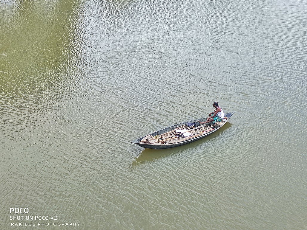 গোমতী নদীতে নৌকা দিয়ে মাছ ধরা হচ্ছে। দেবিদ্বার, কুমিল্লা, ১০ আগস্ট। ছবি: রাকিবুল সরকার
