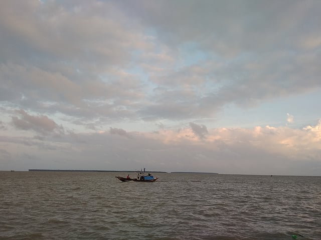 জেলেরা প্রবল ঝড়–তুফানের মধ্যেও জীবিকার তাগিদে জীবনবাজি রেখে নদীতে মাছশিকার করতে যান। ভোলার তজুমদ্দিন থানার সুইজঘাট এলাকা থেকে সোমবার ছবিটি তোলা। ছবি: কামরুল হাসান