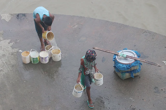 মাছের আড়তে পানির প্রয়োজন হয়। সেই পানির জোগান দেয় শিশুরা। তারা নদী থেকে পানি সংগ্রহ করে প্রতি জার বিক্রি করে ২ টাকা করে। কাজীরবাজার, সিলেট, ১০ আগস্ট। ছবি: আনিস মাহমুদ