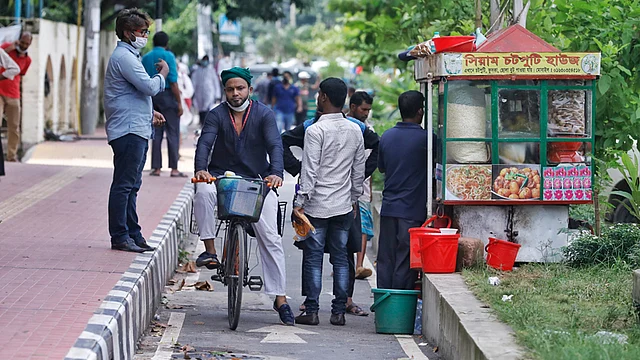 রাজধানীর বেশির ভাগ সড়ক সাইকেল চলাচলের উপোযোগী নয়। আগারগাঁওয়ে নতুন সড়কে সাইকেল লেন রাখা হয়েছে। সেই লেনেও ভ্রাম্যমাণ দোকানসহ নানা প্রতিবন্ধকতা। আগারগাঁও, ঢাকা, ৯ আগস্ট। ছবি: দীপু মালাকার