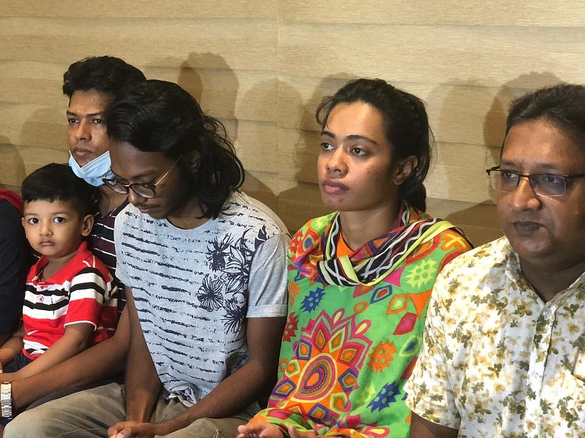 সিফাত ও শিপ্রা গণমাধ্যমের সঙ্গে কথা বলেন। কক্সবাজার, ১০ আগস্ট। ছবি: সংগৃহীত