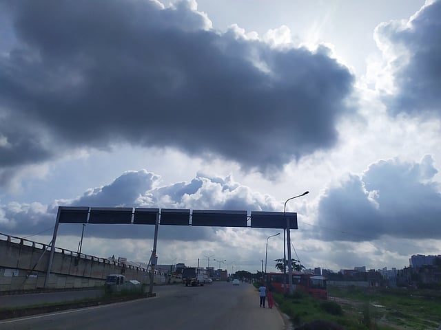 করোনার তাণ্ডবের মধ্যেও নতুন ভোরের প্রতীক্ষা। ৩০০ ফিট প্রবেশমুখ, ঢাকা, ১১ আগস্ট। ছবি: মো. আল-আমিন মাসুদ