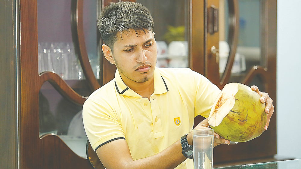 জন্ডিসে আক্রান্ত হলে ডাবের পানি পান করার পরামর্শ দেন চিকিৎসকেরা। মডেল: তাওসিফ, ছবি: সুমন ইউসুফ