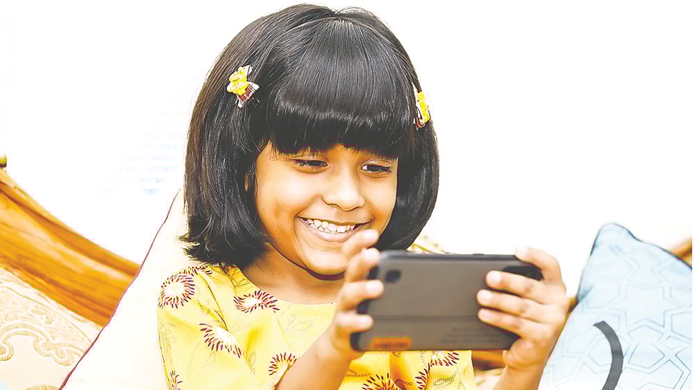 একটানা অনেক সময় শিশুকে যন্ত্রের সামনে থাকতে দেওয়া উচিত নয়। মডেল: আনুসা, ছবি: খালেদ সরকার