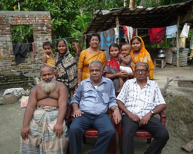 পিতৃপুরুষের ভিটে রায়েরকাঠি গ্রামে পরিবারসহ লেখক। ছবি: লেখক