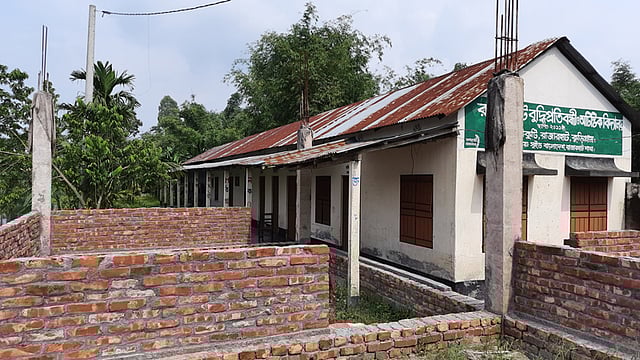 চাকিরপশার নদীর জায়গা দখল করে নির্মাণ করা হয়েছে প্রতিবন্ধী ও অটিস্টিক বিদ্যালয়। ছবি: প্রথম আলো