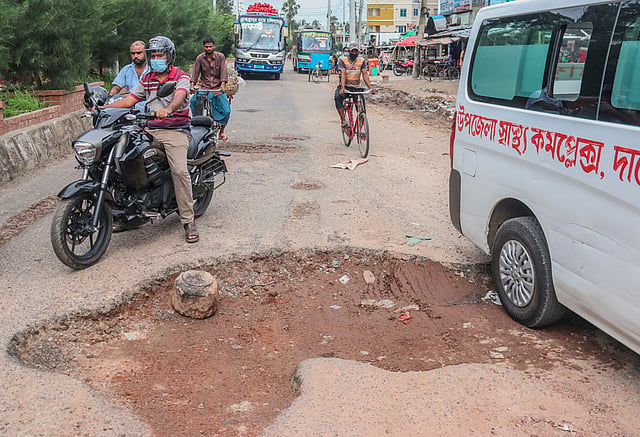 খানাখন্দের কারণে সড়কে গাড়ি চালানোই মুশকিল। ৯ আগস্ট খুলনা মেডিকেল কলেজ হাসপাতালের সামনে। ছবি: প্রথম আলো