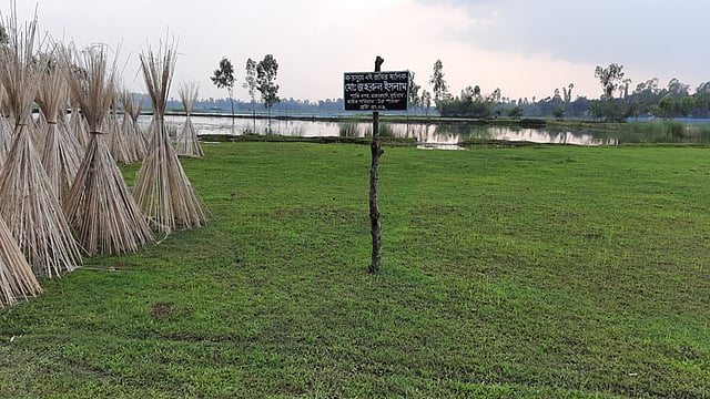 নদী থেকে বালু তুলে নদীর জমিতেই ভরাট করে তা বিক্রি করছেন দখলদারেরা। ছবি: প্রথম আলো