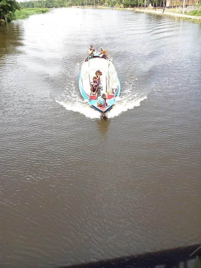 জীবিকার তাগিদে রোদ-বৃষ্টি মাথায় করেই ট্রলার দিতে বালু পারাপার করছেন কিছু শ্রমিক। ডাকাতিয়া নদী, মনোহরগঞ্জ, কুমিল্লা, ১০ আগস্ট। ছবি: তানভীর মাহমুদ