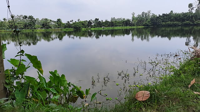 নদীর জায়গা দখল করে পুকুর করা হয়েছে। ছবি: প্রথম আলো